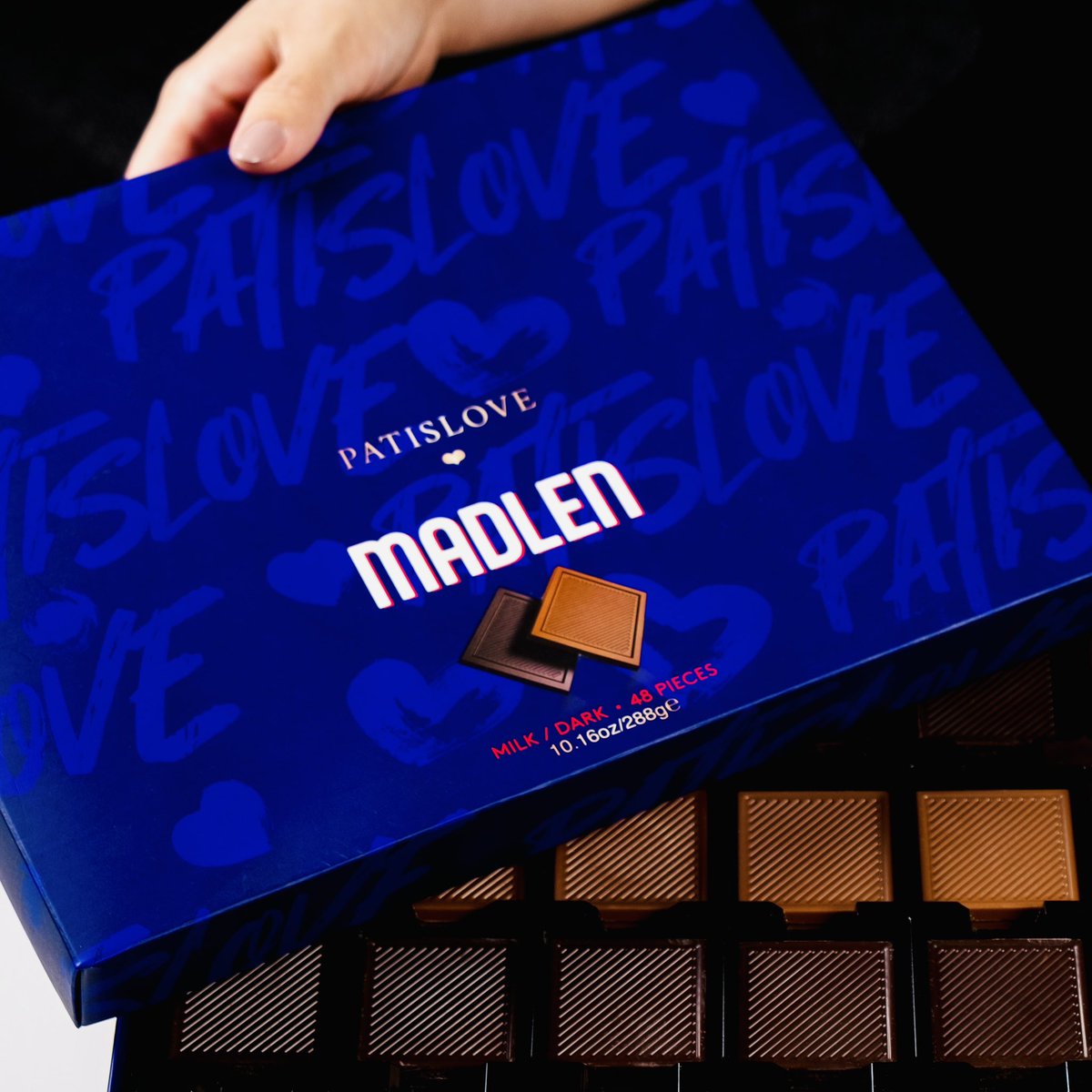 Patislove Madlen Çikolata Bayram koleksiyonumuzun aşk dolu lezzeti sütlü ve bitter çikolatalı incecik formlu Patislove Madlen, Migros marketlerde seni bekliyor.🤎 🛒 Migros #patiswiss #madlen #bayram #çikolata #migros