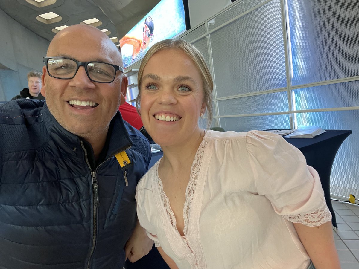 Met this absolute legend of British Swimming today what a gorgeous young lady, been waiting years for this photo thank you ⁦@EllieSimmonds1⁩…