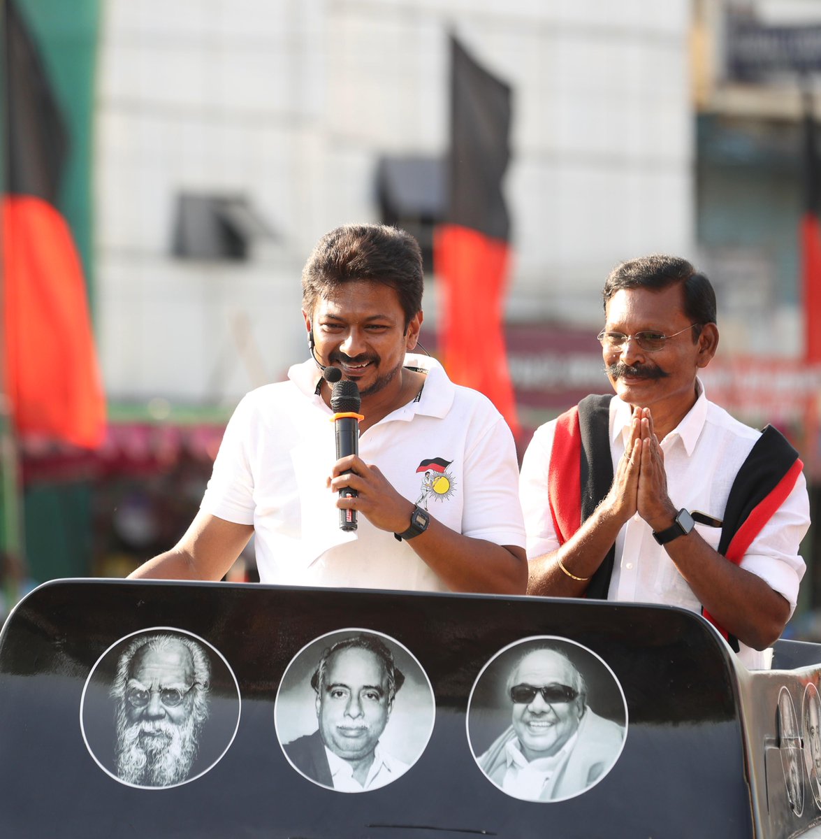 Udhaystalin's tweet photo. மாநில உரிமைகள் மீட்பை வலியுறுத்தி, நம் இளைஞரணி மாநில மாநாடு நடைபெற்ற சேலம் மாவட்டத்தில் இன்றைய பிரச்சாரத்தை தொடங்கினோம்.

சேலம் மக்களவைத் தொகுதியில் போட்டியிடும் கழக வேட்பாளர் அண்ணன் TM செல்வகணபதி அவர்களை ஆதரித்து, ஓமலூர் பகுதியில் உதயசூரியன் சின்னத்திற்கு வாக்கு கேட்டோம்.

ஏலத்துக்கு விடாத குறையாக அனைத்தையும் விற்றுத்தள்ளும், ஒன்றிய பாசிச பாஜக அரசை, சேலத்து மக்கள் வீழ்த்த வேண்டும்.

பாசிசம் வீழட்டும்!

@SalemRRajendran #TMSelvaganapathy