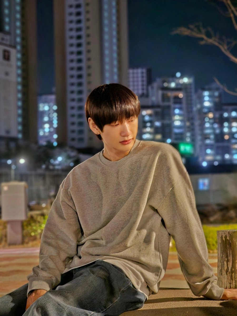 why kim taedong right here looks like a kdrama sec ml that just got rejected by the female lead ???

YOU OKAY BRO !!?? 

#OMEGA_X #오메가엑스 #태동 #TAEDONG