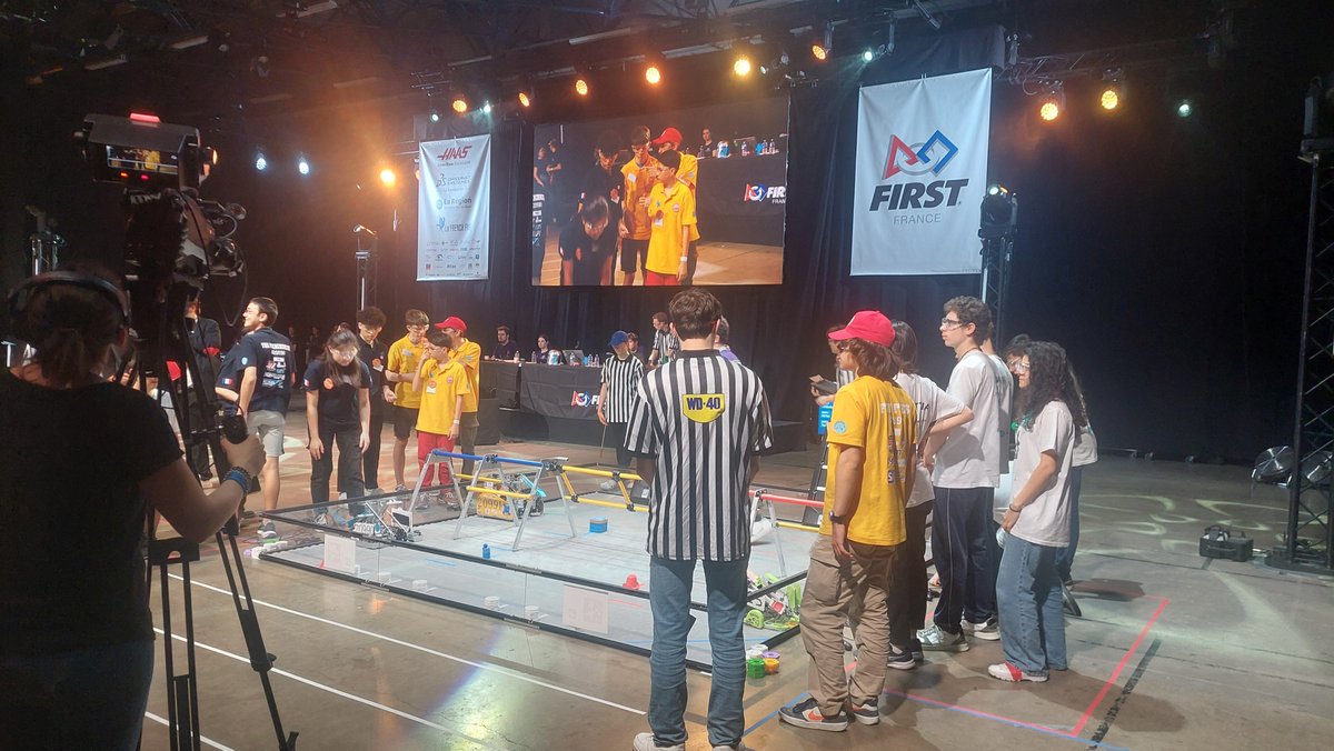 Le robot des <a href="/lesmarabouteurs/">Les Marabouteurs</a> est en compétion au <a href="/FTCTeams/">FIRST Tech Challenge</a> à <a href="/villedelyon/">Ville de Lyon</a> organisé par @first_france.