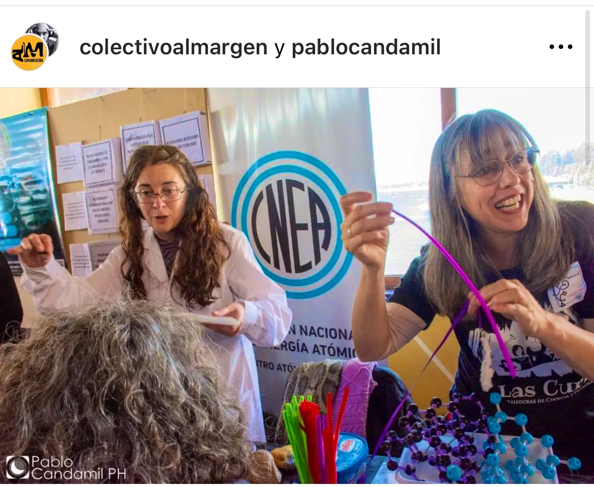 ¡Esto es lo que hace grande a un científico! La presidenta de la CNEA en su stand de #ElijoCrecer #Bariloche experimentando con las niñas y niños sus “cristales cristalinos”.