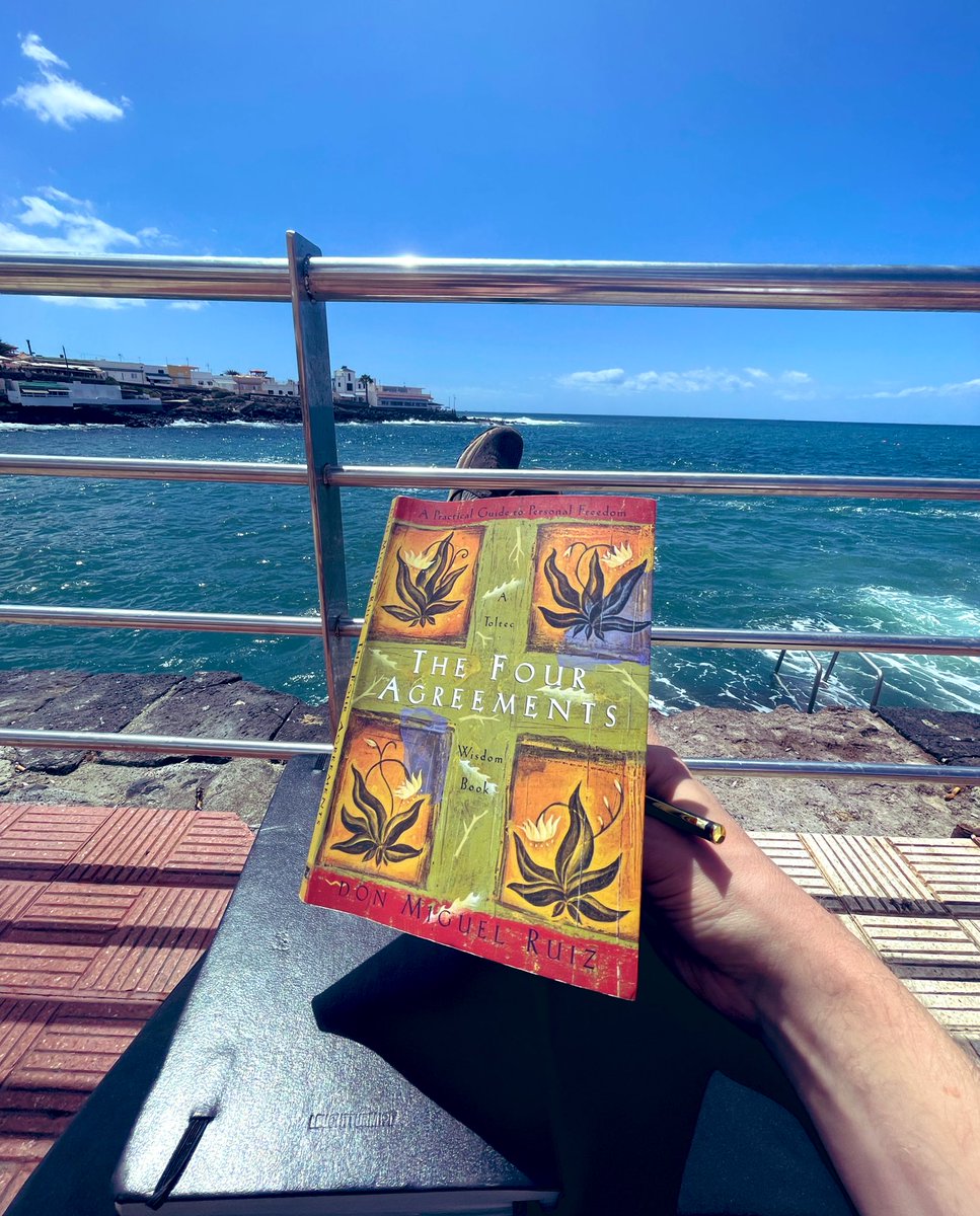 Svärfar fyller jämnt. Solen skiner. Tjejen lyser. Boken går av sig självt. Pennan går varm. Idéerna flödar.

Andra gången gillt Four Agreements. Väldigt fin bok. Rek!