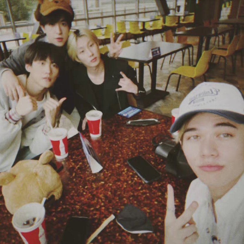 สวัสดีเดือนเมษา 📻💜