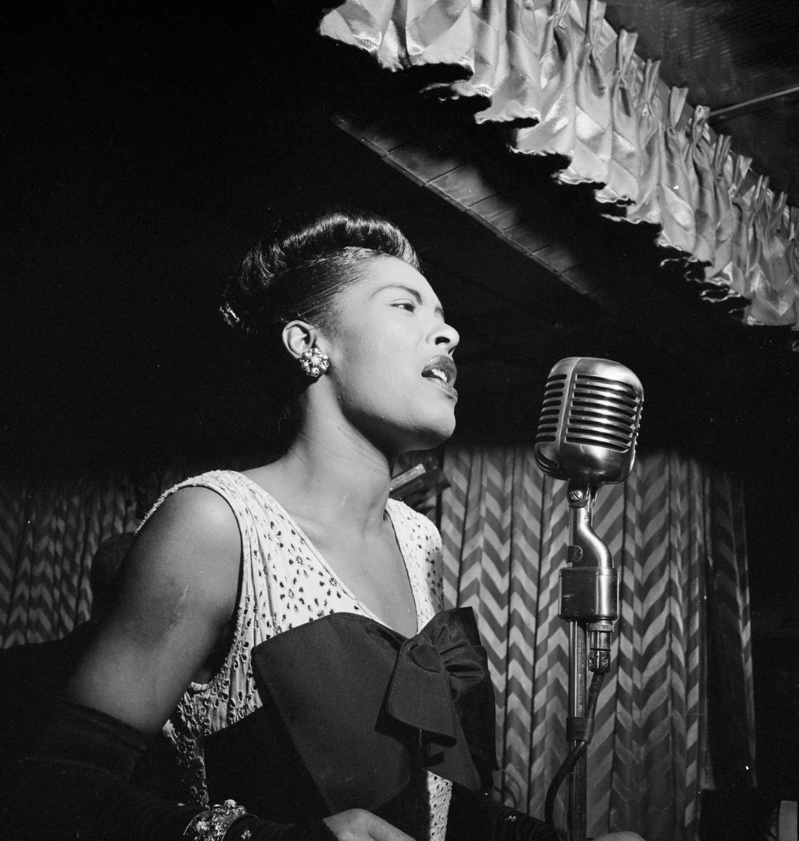 #OnThisDay in 1915, Billie Holiday was born in Baltimore and went on to become one of the greatest jazz singers of all time. One critic concluded that her unique voice “changed the art of American pop vocals forever.” Born Eleanora Fagan, she endured a horrific childhood. At