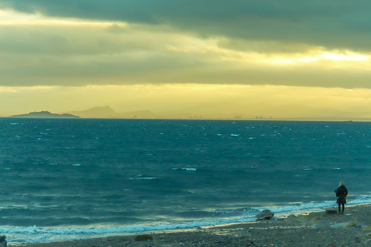 fifeexplorer's tweet photo. A bracing view from #pettycurbeach on a wild winter afternoon looking over to a misty #edinburgh and Inchkeith Island...
#walking #seaart #lappingwaves #beaches #beachescape #seascape #goldenhour #coastalliving #mood #winter #Fife #lovelife #lovefife https://t.co/Hbszq7tH9Y