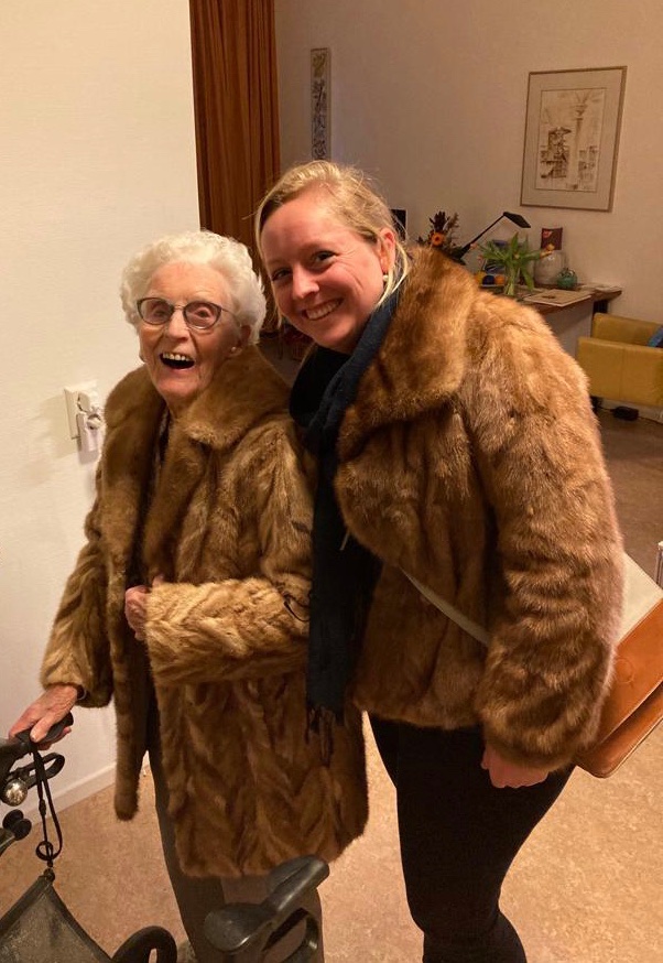 Annelee89's tweet photo. Levend erfgoed: vandaag is mijn lieve oma 100 geworden. Een eeuw oud, niet te bevatten! Heel dankbaar voor wie zij is en dat ze al zo lang bij ons is. ❤️

Voor haar verjaardagsfeest gisteren maakte ik samen met mijn familie een boek over haar leven. Een eer om te mogen maken! https://t.co/3rgZo9e2Kj