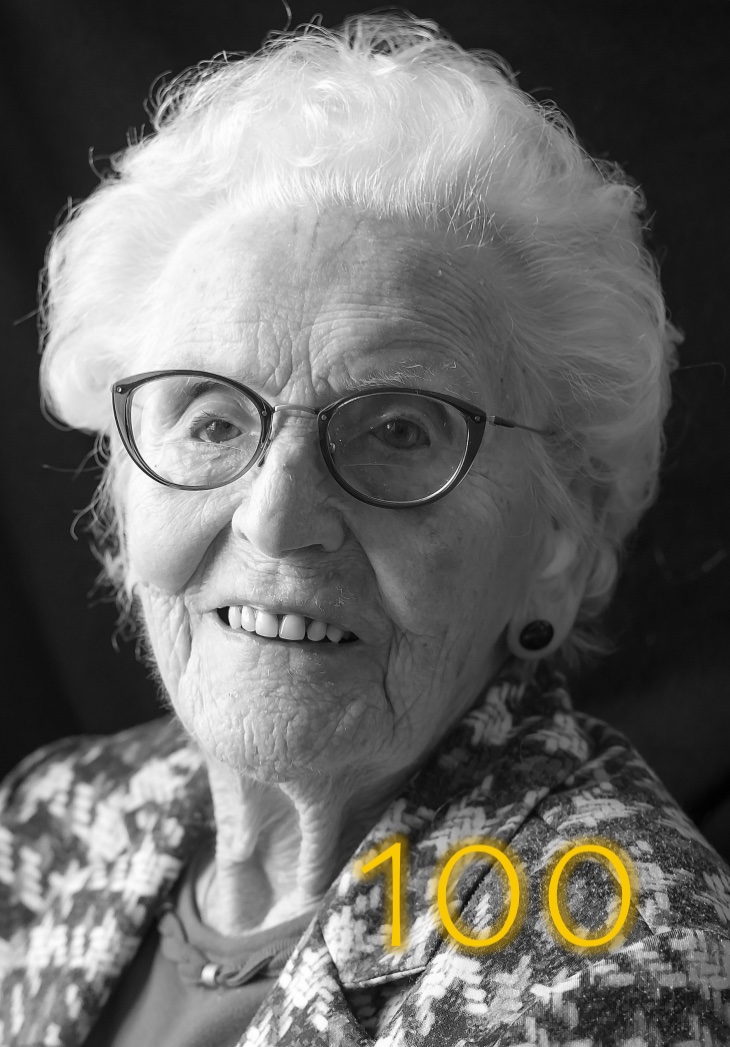 Annelee89's tweet photo. Levend erfgoed: vandaag is mijn lieve oma 100 geworden. Een eeuw oud, niet te bevatten! Heel dankbaar voor wie zij is en dat ze al zo lang bij ons is. ❤️

Voor haar verjaardagsfeest gisteren maakte ik samen met mijn familie een boek over haar leven. Een eer om te mogen maken! https://t.co/3rgZo9e2Kj