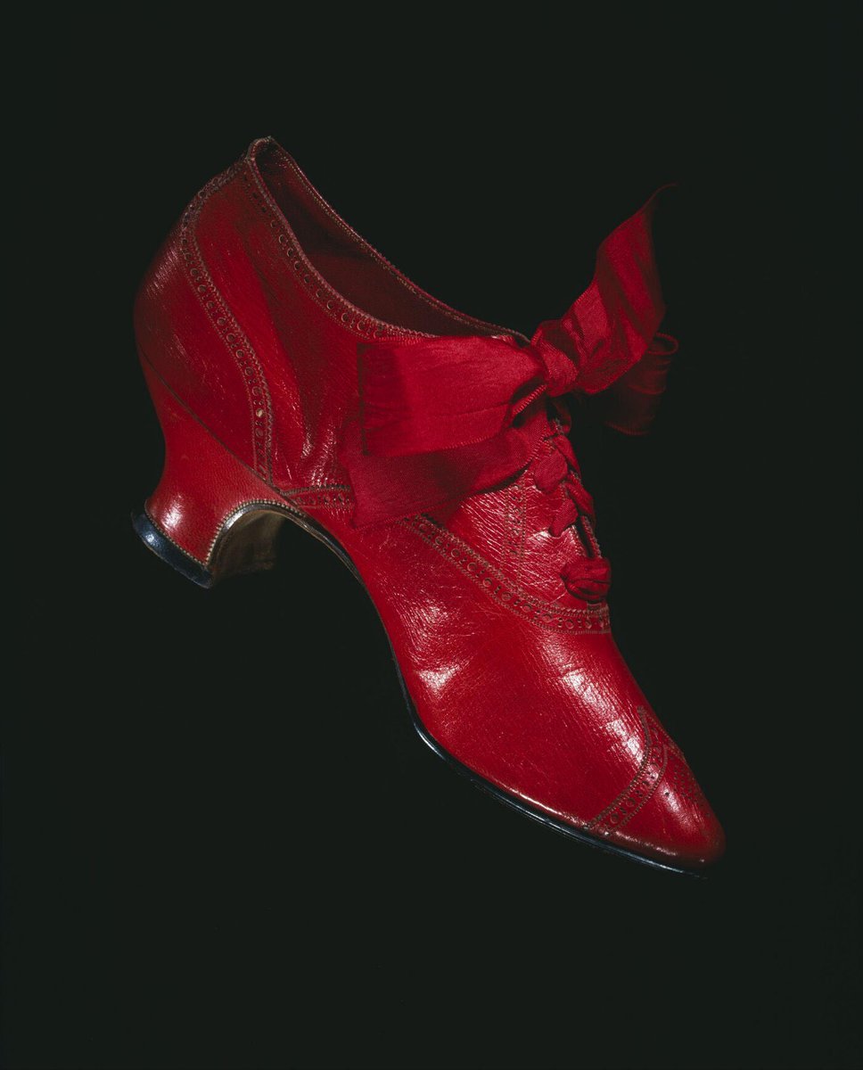 The next set of hidden figures I am exploring are those engaged in shoemaking in the 19th & 20th centuries. This pair of c1900 shoes were made by Hook, Knowles and Co, about whom I am hoping to discover much more. What a flourish they would make beneath a long skirt @V_and_A