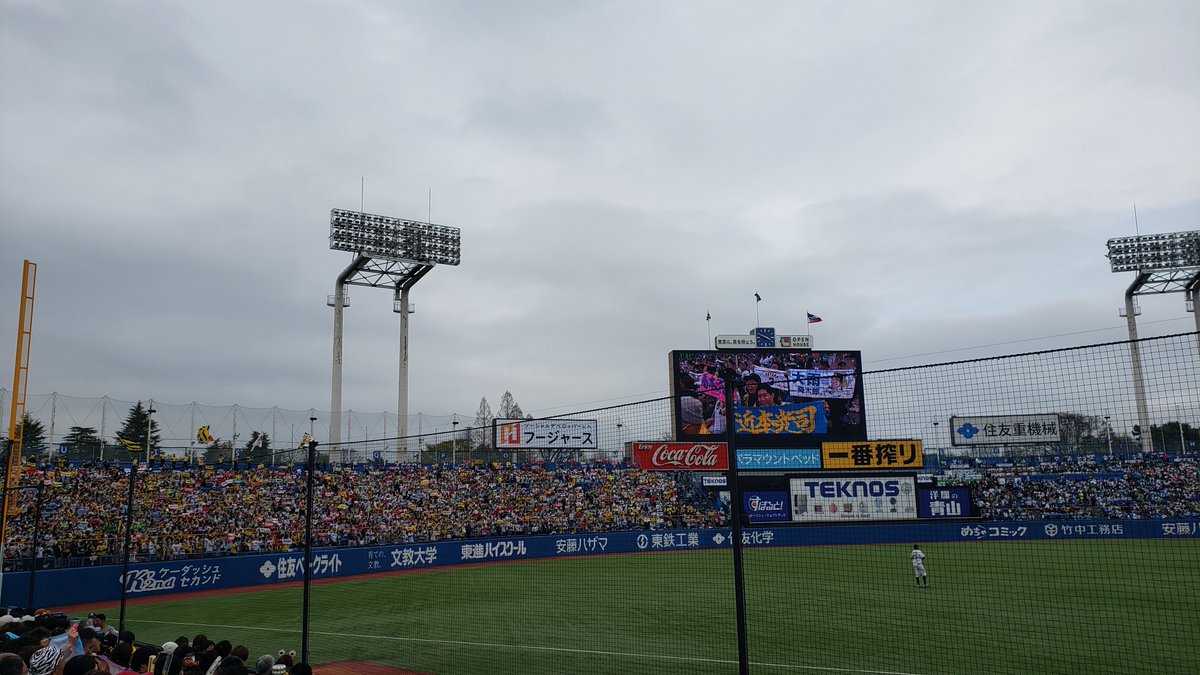 ２枚目の神宮、本日ではなく昨日です。今日じゃなくて良かった。。❗レフト側の密度、半端ないですね😅
今日はこの春一番、桜を楽しむ方がいらっしゃる感じでしたね。木々に目移りばかりしましたが、走るにはちと暑すぎでした🥵