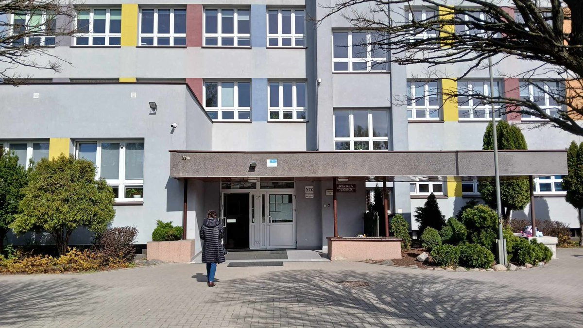 reportazystka's tweet photo. #wyborysamorządowe2024 
Lokal komisji wyborczej w SP nr 19 przy ul. Mieszka w Białymstoku. 
- Pustki, mało głosujących, ogólnie nudy - mówi @OnetWiadomosci Stefan z os. Piasta, który właśnie oddał swój głos. https://t.co/Z20VIBiGUQ