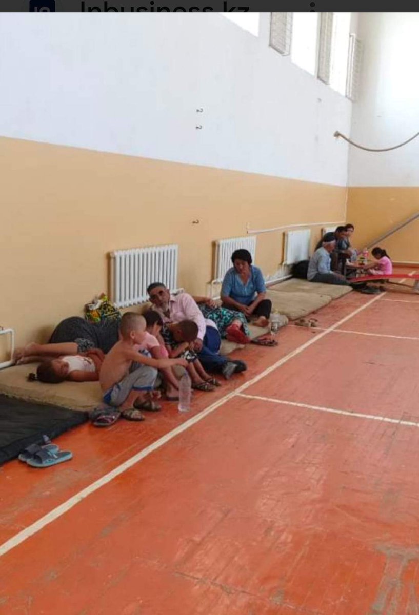 Соңғы кезде жиілеп кеткен табиғи және басқа апаттар кезінде көріп жүрміз, біздің елде қауіп-қатер аймағынан құтқарылған адамдар үшін мектептердің спортзалдарынан басқа бас паналайтын жер жоқ екен.
Қазіргі су тасқыны да соны көрсетті. 
Жомарт Нұрман