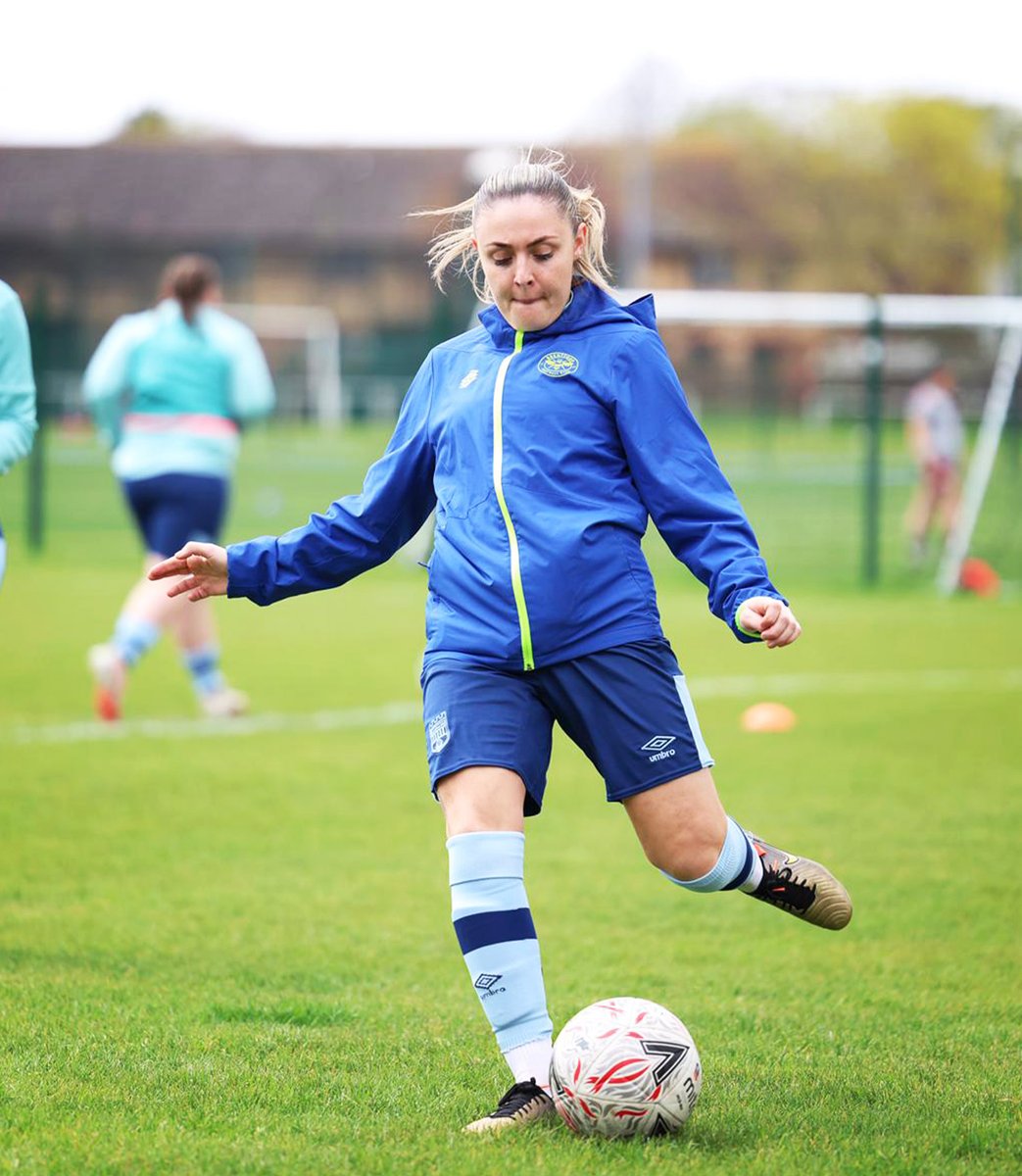 Our teams getting warm here at Wadham Lodge Sports Ground 🐝 10 minutes until kick-off! #BrentfordFCW | #BrentfordFC