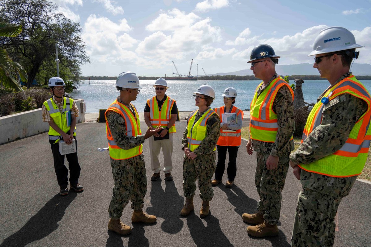 Chief of Naval Operations Adm. Lisa Franchetti met with command leadership during a tour of Dry Dock 5 at @PHNSYIMF learning more about the Navy’s largest maritime infrastructure construction project since World War II. #maintenancematters #nuclearfleet #peoplegetthingsdone