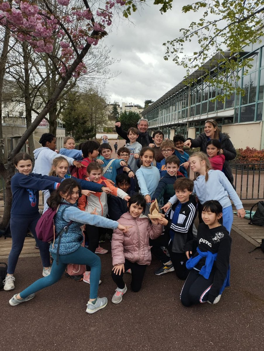 laurent_sceaux's tweet photo. Cérémonie de clôture, ce vendredi, du Tour Olympique et Paralympique des @hautsdeseinefr #TOP92 en présence de @FrdricGuer62117, conseiller municipal de @Ville_de_Sceaux délégué à la vie scolaire.
#Sceaux était représentée par ses deux porte-drapeaux, élèves de CM2 👏 https://t.co/mEn2b70duZ