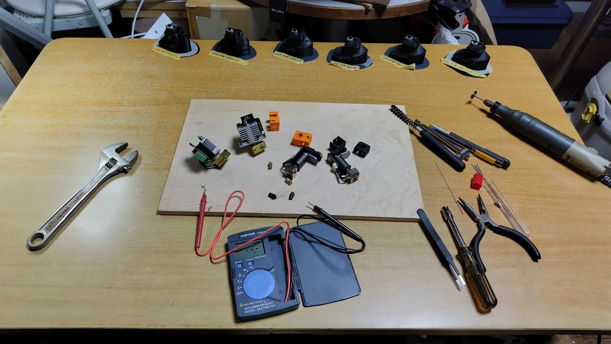dreamhood23's tweet photo. #snapmaker
#J1
#テクダイヤ
#kaikaS(840)
#polymaker
#PolyTerraPLA
#iSANMATE
#PVA
#Luban
#Cura
ウーズシールドが上手く積み上がらないのは機器のせいなのか?はたまたスライサーソフトのせいなのか?
ArtisanからノズルをJ1に付け替えてCuraとLubanでスライスしてみた。
J1は電気接触式の https://t.co/bDdgsCFapU