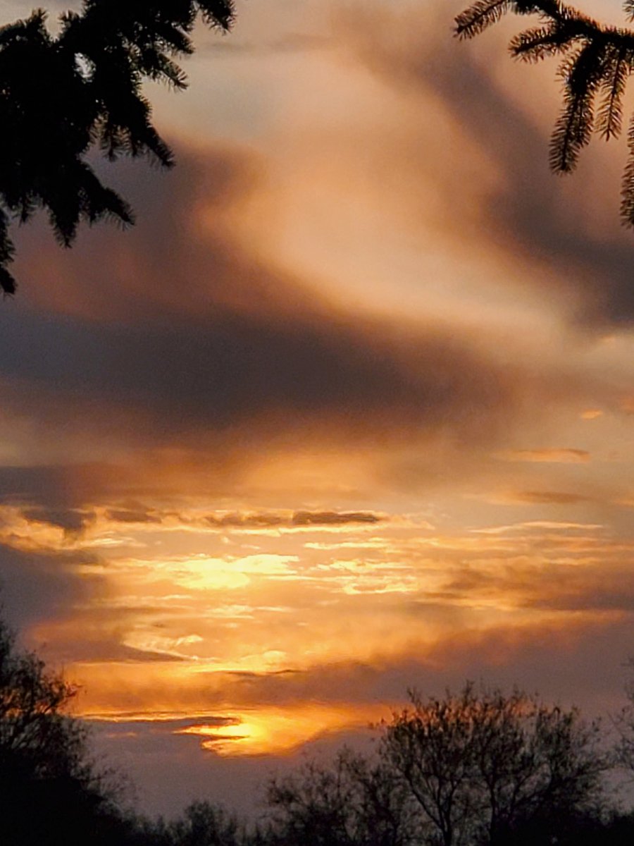 #SundaySunsets My hometown Idaho sunrise. @PanoPhotos @leisurelambie @LiveaMemory @FitLifeTravel