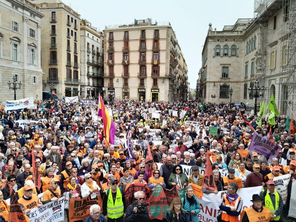 A @som3cat diuen que som 2500,encara no saben la gent que hi cap a la Plaça Sant Jaume quan està plena de gom a gom? o es que avui no interessa dir-ho