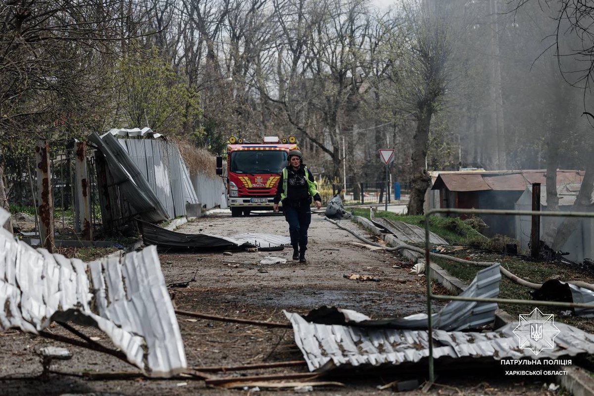 Харків. 💔
Під обстрілом вкотре опинились житлові будинки та цивільна інфраструктура. 
Зокрема росіяни двічі поцілили по середмістю. Влучання неподалік центрального парку, де у вихідний відпочивають люди.
#russiakillscivilians #russiaisateroriststate #PutinWarCriminal