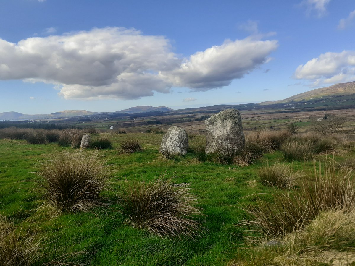 Doory Standing Stone (the tallest in Uíbh Ráthach/Iveragh, Kerry) and the nearby stone row. Magical place #StandingStoneSunday #Kerry #WildAtlanticWay #Ireland