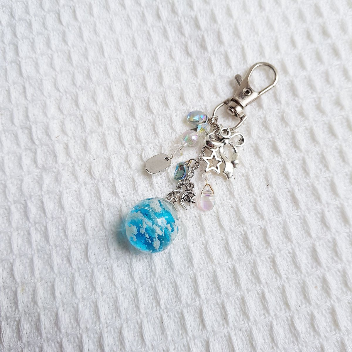 ShizenHandmade's tweet photo. [ พร้อมส่ง ]
Sky of Love 🌈⛅️

ชิ้นที่ 2
พวงกุญแจเรซิ่น ท้องฟ้า 💙
ขนาดจี้ลูกบอล Size S
เส้นผ่าศูนย์กลาง 1.8 cm

เป็นผลงานที่ฝึกทำครั้งแรก แม้บางชิ้นจะไม่ได้สวยสมบูรณ์แบบ แต่เต็มไปด้วยความรักและความสดใส ☁️💙
ราคา 350 บาท

จองใต้ทวิตนี้ได้เลยค่ะ
#shizenhandmade #เรซิ่น https://t.co/EqnPEKQWYn