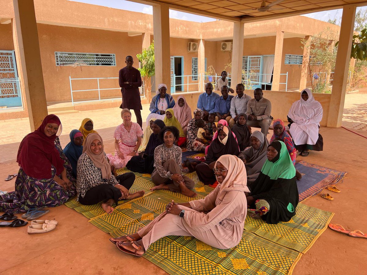 Cette #JourneeMondialedelaSante je salue le travail de l’ONG Dimol (=dignité en langue peuhl) qui assiste les femmes victimes de la fistule obstétricale a retrouver leur dignité.  Merci aux femmes du Centre Dimol d’avoir accueilli toute l’équipe de l’Ambassade du 🇬🇧 au #Niger ….