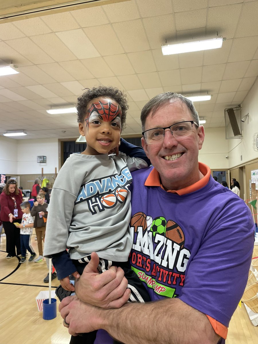 AdvancedHoops1's tweet image. Charlie Fortney  holding the keys to the next generation of Advanced Hoops , introducing 3 year old Layne Fortney