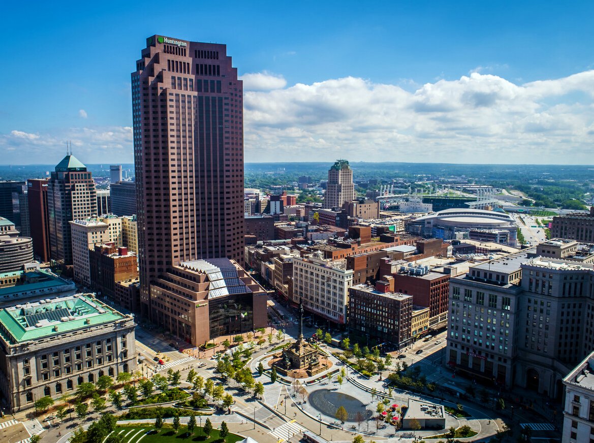 JUST IN: An iconic Cleveland skyscraper has been sold at a massive ~70% 'discount' to what it last sold for 5 yrs ago The 1.26M sq ft tower located at 200 Public Square sold for $54M, or $43 per sq ft The tower last sold for $187M in 2018 The commercial RE office meltdown for…