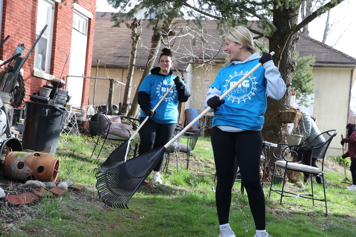 BloomsburgU's tweet image. Approximately 900 students gloved up and took up rakes and clippers Saturday to help @BloomsburgTown  residents with spring yard work for The Big Event. Started in 2010, the #CGABigEvent is sponsored by @BUCGA 💯🐾 #HuskyUnleashed #BloomUpward #community