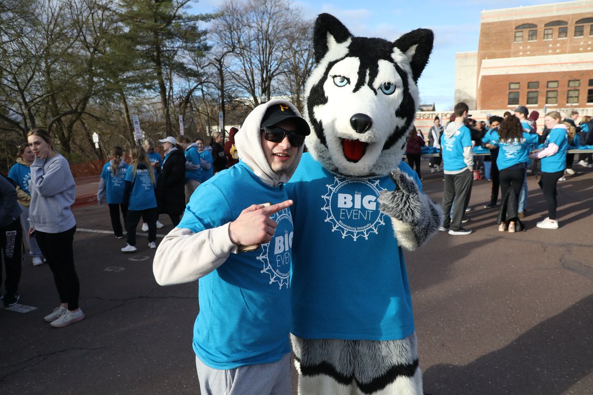BloomsburgU's tweet image. Approximately 900 students gloved up and took up rakes and clippers Saturday to help @BloomsburgTown  residents with spring yard work for The Big Event. Started in 2010, the #CGABigEvent is sponsored by @BUCGA 💯🐾 #HuskyUnleashed #BloomUpward #community
