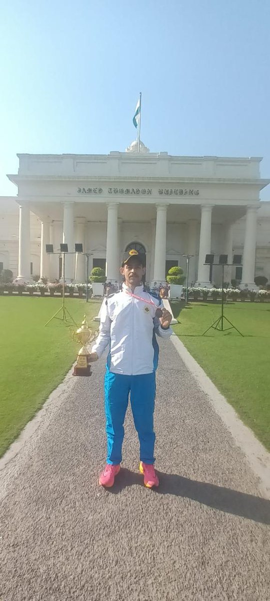#IndianArmy : Excellence in Sports #VajraCorps Sapper Rajat Gunwant bagged the #Gold in the #Sangram Half Marathon organised by #IIT Roorkee. Excelled among 1800 top runners in the event. #KheloIndia @adgpi @prodefchan1 @iitroorkee @SpokespersonMoD