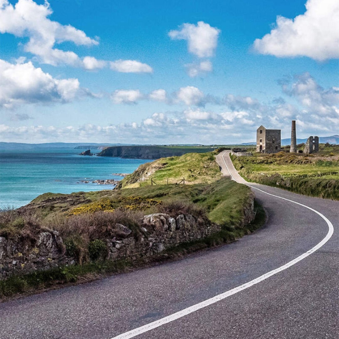 Bereit für deinen nächsten Irland-Trip? Nach der Fährüberfahrt mit @Irish_Ferries, kannst du spektakuläre Küstenstraßen genießen.💚 Reise bis Juni und spare: Cherbourg - Dublin ab 226 € einfache Fahrt, Auto & 2 Personen inklusive Kabine 👉 go.irlnd.co/kv3w1vsl