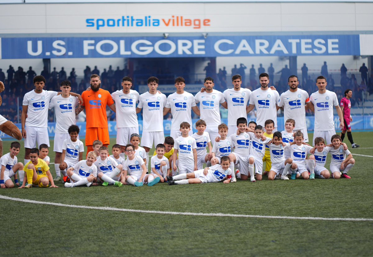 𝐈𝐧𝐢𝐳𝐢𝐚 𝐚𝐝𝐞𝐬𝐬𝐨 𝐅𝐨𝐥𝐠𝐨𝐫𝐞 𝐂𝐚𝐫𝐚𝐭𝐞𝐬𝐞🆚𝐃𝐞𝐬𝐞𝐧𝐳𝐚𝐧𝐨⚪️🔵

Ad accompagnare le squadre in campo i nostri piccoli campioni del 2015⚽️

Una squadra, una famiglia… forza Folgore Caratese‼️