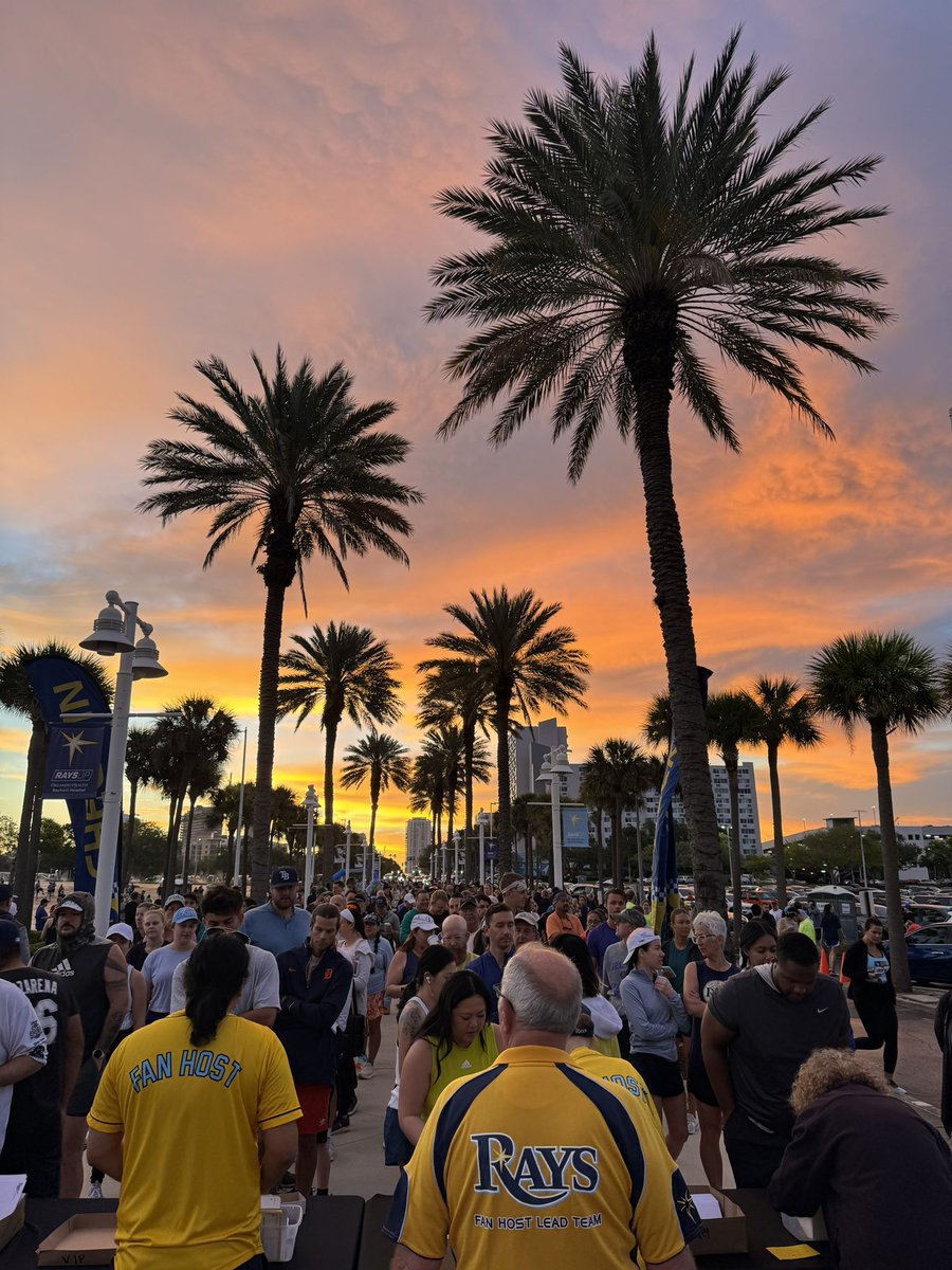 Running with the Rays 5K! What a beautiful way to start a Sunday morning! Thank you, @RaysBaseball!🏅🌅 #RaysUp