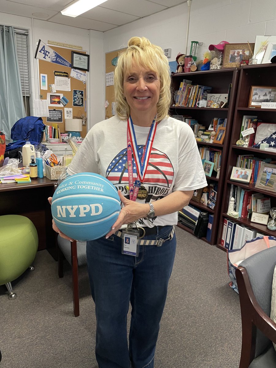 Thank you ⁦@HPS_Eagles⁩ for supporting our first ever #HoopsforHeroes ! #hometownheroes ⁦@NYPDCeremonial⁩ ⁦@HauppaugeNHS⁩ ⁦@JWieckhorst94⁩