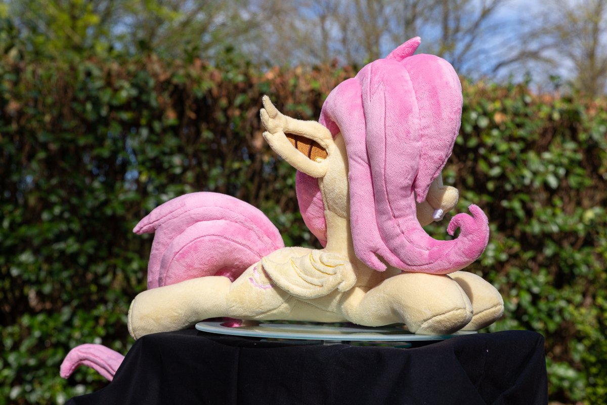 rtryart's tweet image. Here are some photos of the completed Flutterbat! Her mane and tail were more labour than some other complete plushies 😅
how do you like her?