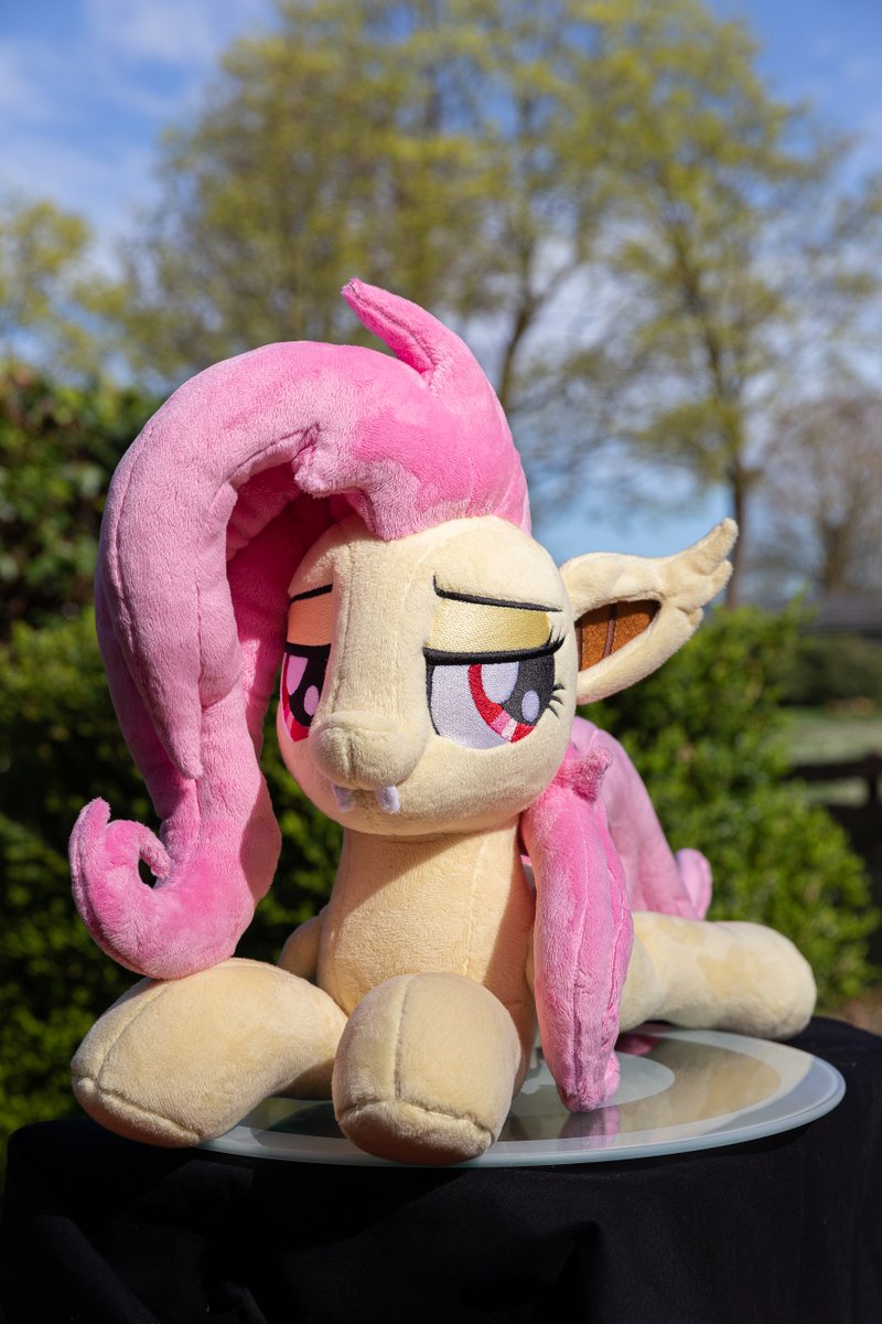 rtryart's tweet image. Here are some photos of the completed Flutterbat! Her mane and tail were more labour than some other complete plushies 😅
how do you like her?