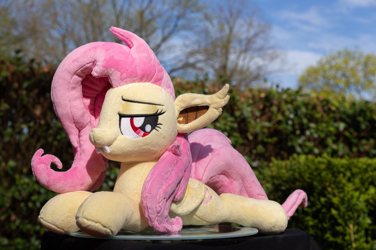 rtryart's tweet image. Here are some photos of the completed Flutterbat! Her mane and tail were more labour than some other complete plushies 😅
how do you like her?
