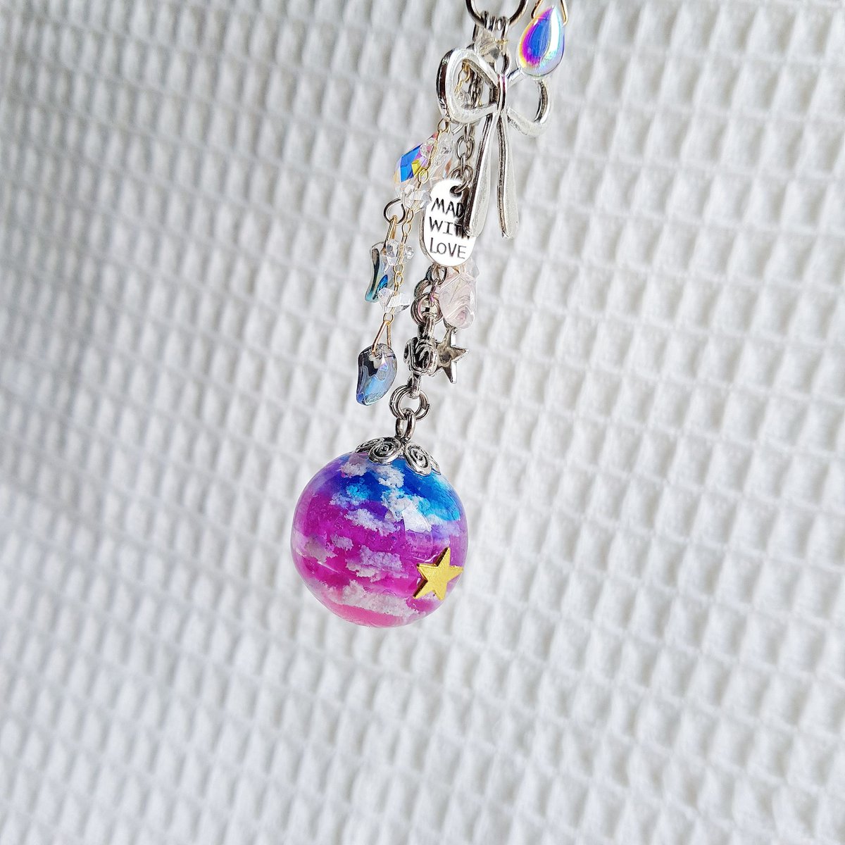 ShizenHandmade's tweet photo. [ พร้อมส่ง ]
Sky of Love 🌈⛅️

ชิ้นที่ 14
พวงกุญแจเรซิ่น ท้องฟ้า 💙
ขนาดจี้ลูกบอล Size L
เส้นผ่าศูนย์กลาง 2.5 cm

เป็นผลงานที่ฝึกทำครั้งแรก แม้บางชิ้นจะไม่ได้สวยสมบูรณ์แบบ แต่เต็มไปด้วยความรักและความสดใส ☁️💙
ราคา 450 บาท

จองใต้ทวิตนี้ได้เลยค่ะ
#shizenhandmade #เรซิ่น https://t.co/7tKQVxYR8q