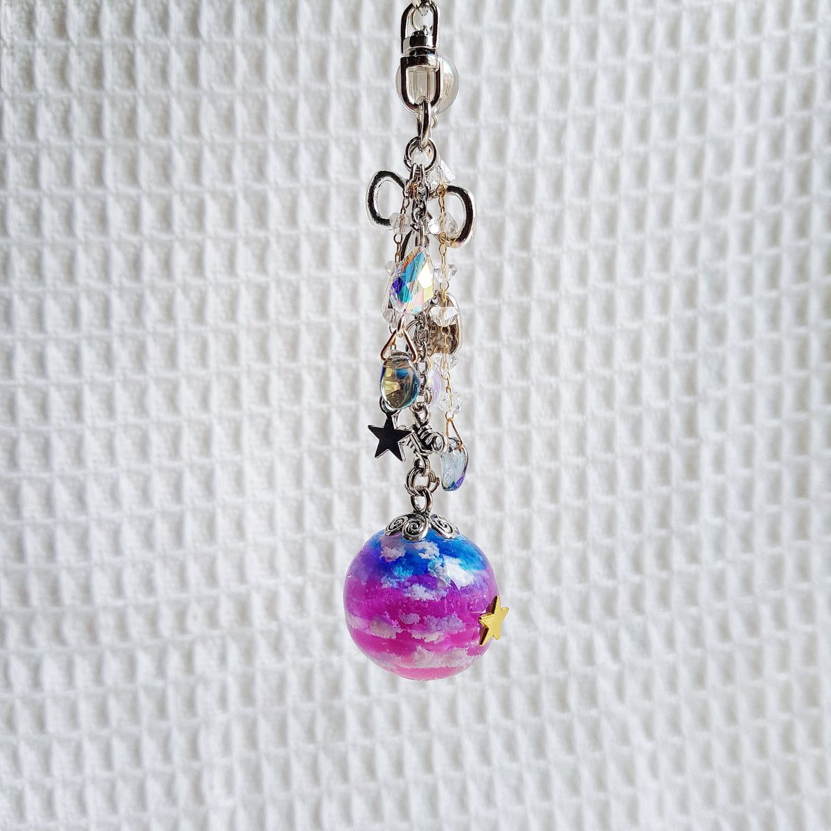 ShizenHandmade's tweet photo. [ พร้อมส่ง ]
Sky of Love 🌈⛅️

ชิ้นที่ 14
พวงกุญแจเรซิ่น ท้องฟ้า 💙
ขนาดจี้ลูกบอล Size L
เส้นผ่าศูนย์กลาง 2.5 cm

เป็นผลงานที่ฝึกทำครั้งแรก แม้บางชิ้นจะไม่ได้สวยสมบูรณ์แบบ แต่เต็มไปด้วยความรักและความสดใส ☁️💙
ราคา 450 บาท

จองใต้ทวิตนี้ได้เลยค่ะ
#shizenhandmade #เรซิ่น https://t.co/7tKQVxYR8q