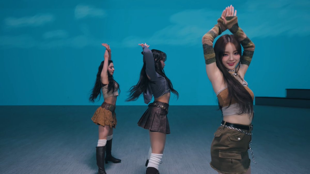Nad910's tweet photo. Tari ular 🐍🐍🐍
Halla Performance MV
#Halla #HallaPerformanceMV
#TripleIz @TripleIz_twt https://t.co/CVR434vvoX
