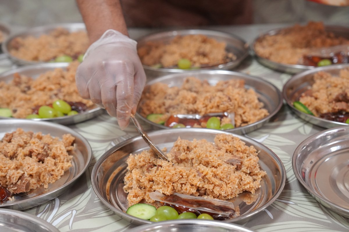 The @elondonmosque has been serving more than 1,000 #iftar meals a day during #Ramadan as people in #London grapple with the cost of living crisis arab.news/c8upd