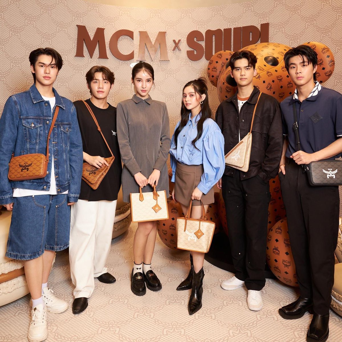 mcmthailand's tweet photo. MCM x SOURI NOW OPEN ⁣
 ⁣
เปิดตัวไปแล้วอย่างเป็นทางการกับโปรเจกต์พิเศษ MCM x SOURI นำโดยคุณมิ้ม รัตนวดี, โอโบ อภิณัฏฐ์, มิน ธนกฤต และ เหล่าศิลปินรุ่นใหม่ ⁣
 ⁣
ได้ตั้งแต่วันที่ 6 - 30 เม.ษ. '67 นี้ ที่ร้าน MCM สาขา EmQuartier
⁣⁣
#MCMxSOURI 
#OBOaphinat 
#MINthanakrit https://t.co/NAgWkXvgRN