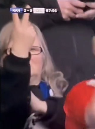 Yer gran sticks the fingers up to the away fans that urny even there 😂