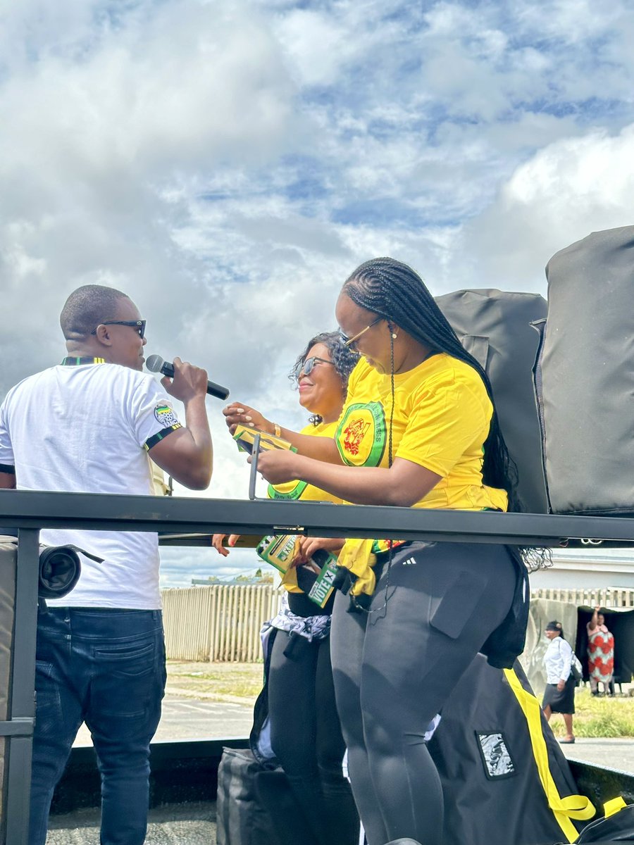GautengYwd's tweet photo. The Gauteng YWD Blitz and visibility campaign is in full swing as volunteers prepare for an exciting Netball tournament.
Malibongwe 🖤💚💛 https://t.co/G91Ei2XZRa