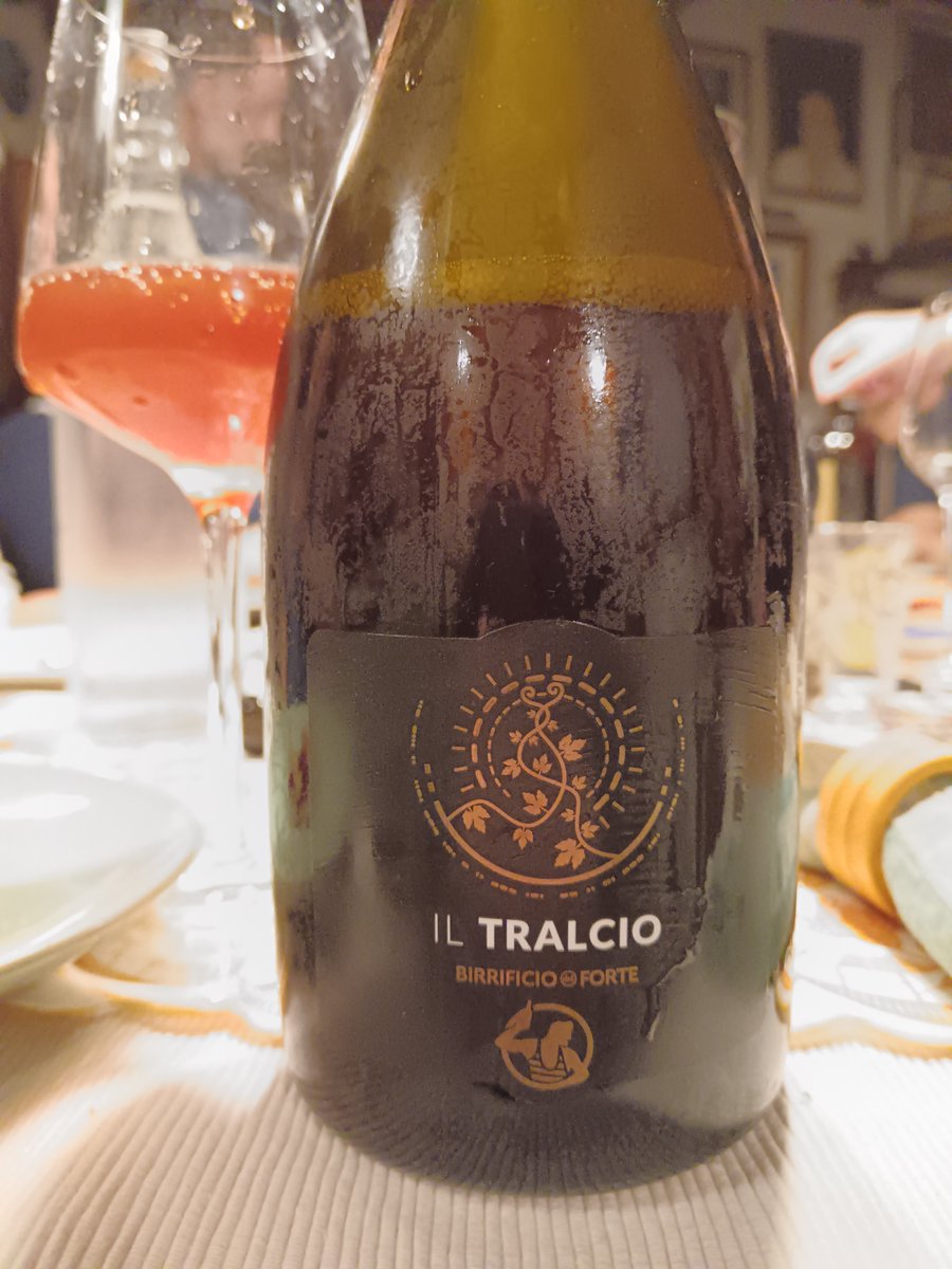 🍇 🥂 #ItalianGrapeAle del @BirraDelForte: Il Tralcio. #birraartigianale con mosto d'uva da vino + mosto di malto e lavorata con #MetodoClassico.  In bocca è sincero entusiasmo: fresca, fruttata, vivace in  carbonatazione e bilanciata con la parte acida, bella secca sul finale🎉