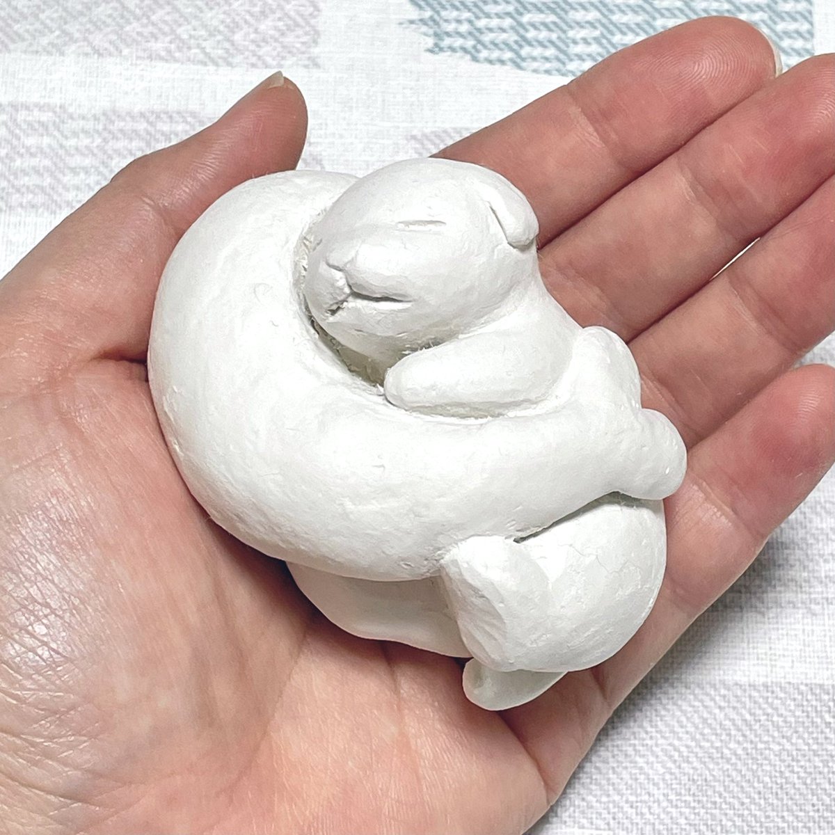KMinami89's tweet photo. 🐾展示のお知らせ🐾
久しぶりの関西での展示です。
子犬の置物2点を出品します。

「神戸アートマルシェ」
2024年4月19日（金）〜21日（日）
11:00〜19:00
神戸メリケンパークオリエンタルホテル9階　
Room No：908 花影抄／根津の根付屋

今回の子犬置物は海老と鯛です🐶
展示にむけて只今制作中！ https://t.co/B5W6FkAW4a