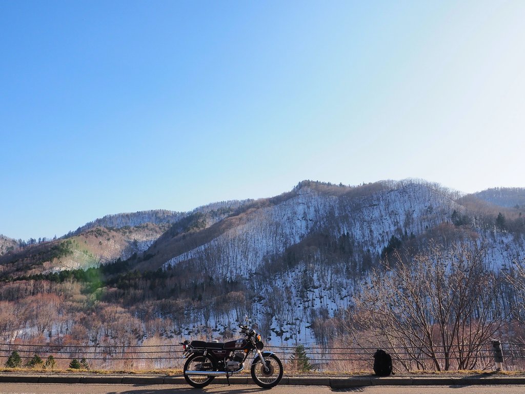 Elegano0's tweet photo. 札幌18℃、春の祝津へ向かい特大ニシン食べて、朝里峠を抜けて定山渓へ。観光もツーリングも沢山賑わっていました。札幌小樽祝津朝里定山渓盤渓、周遊110km、路面が濡れていたのは盤渓だけ🛣️
#春が来た #プチツーリング #Elecub #RD90 #ヤマハ https://t.co/ZegJd7U1HM