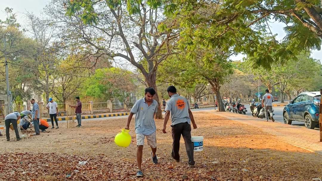TeamMysuru's tweet photo. ಇಂದು ಟ್ಯಾಂಕಿನ ಮುಖಾಂತರ ನೀರು ಹಾಕಿ ಒಟ್ಟು 197ಗಿಡಗಳನ್ನು ಸಂರಕ್ಷಿಸುವ ಕಾರ್ಯ ಆರಂಭಿಸಿದ್ದೇವೆ...
ಪರಿಸರ ಪ್ರೇಮಿಗಳು ಒಂದು ಟ್ಯಾಂಕರ್ ನೀರು ಕೊಡಿಸುವ ಮೂಲಕ ಈ ಸಾಮಾಜಿಕ ಕಾರ್ಯಕ್ರಮಕ್ಕೆ ಸಹಾಯ ಮಾಡಬಹುದು....
#teammysuru
#greenmysuru
#saveplants
@mepratap @GTDevegowda @TSSrivatsa @NimmaNagendra https://t.co/nuHSoLKw4g