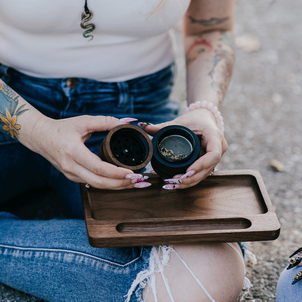 🌿 Elevate your grind with The Distiller's Grinder! Crafted from aluminum alloy &amp; black walnut wood, this eco-friendly 4-piece grinder is a must-have for preparing your flowers. 🌿 
check on : carolinaprohibition.com/product/the-di…
#Cannabis  #Grinder #smoke #weed